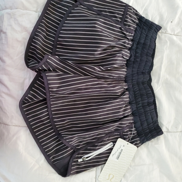 Lululemon size 10 shorts HTF - Picture 4 of 4